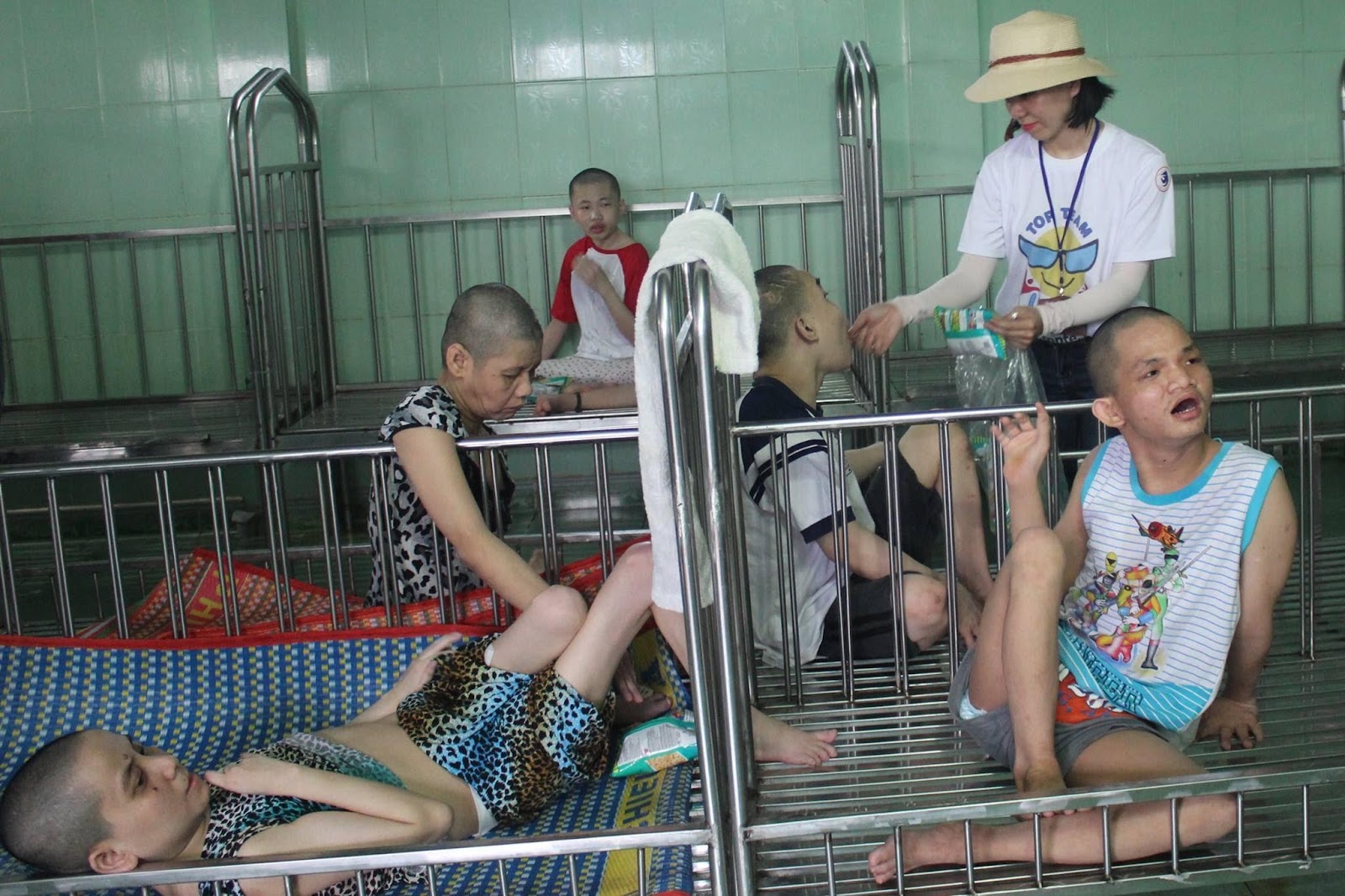 A group of children in a room

Description automatically generated