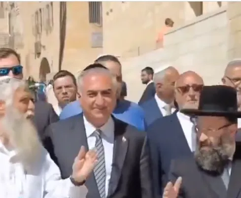 Reza Pahlavi in ​​Jerusalem to “kiss the ring of his masters”