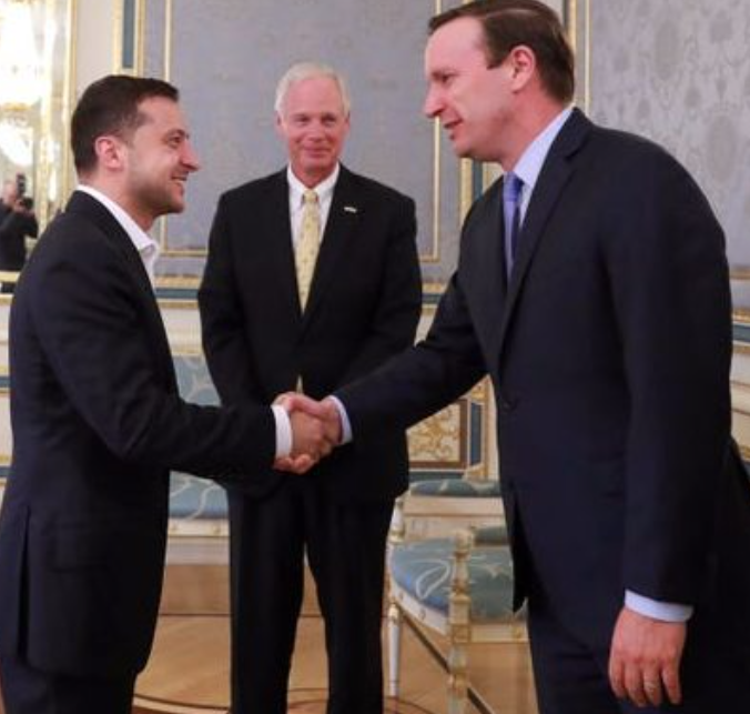 Senator Chris Murphy shakes hands with Ukrainian dictator Volodymyr Zelensky in Kyiv in September 2019