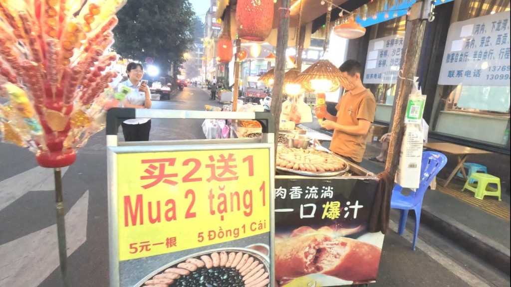 A bilingual promotion in Chinese and Vietnamese: